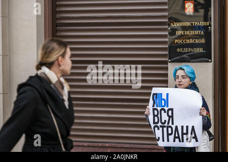 Moscou, Russie. Sep 20, 2019. Une femme attend un manifestant tenant une bannière pour la libération des activistes arrêtés dans les manifestations de l'opposition pendant la campagne des élections locales à Moscou. Banner dit ''I, nous sommes le pays''. Stand des piquets à l'entrée du Président de l'Administration. Credit : Celestino Arce Lavin/ZUMA/Alamy Fil Live News Banque D'Images