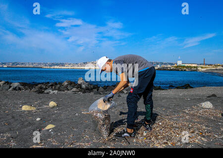 Naples, Italie. Sep 20, 2019. Les étudiants de l'école de Scialoja - Cortese Naples participer à l'Organisation mondiale de la journée de nettoyage de plage de San Giovanni a Teduccio. L'action fait partie du projet promu par le ministère de l'environnement et la protection du territoire et de la mer (Photo de Antonio Balasco/Pacific Press) Credit : Pacific Press Agency/Alamy Live News Banque D'Images