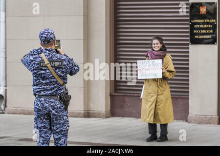 Moscou, Russie. Sep 20, 2019. Policier fait une photo pour identification d'un manifestant tenant une bannière pour la libération des activistes arrêtés dans les manifestations de l'opposition pendant la campagne des élections locales à Moscou. Stand des piquets à l'entrée du Président de l'Administration. Credit : Celestino Arce Lavin/ZUMA/Alamy Fil Live News Banque D'Images
