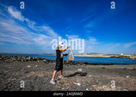 Naples, Italie. Sep 20, 2019. Les étudiants de l'école de Scialoja - Cortese Naples participer à l'Organisation mondiale de la journée de nettoyage de plage de San Giovanni a Teduccio. L'action fait partie du projet promu par le ministère de l'environnement et la protection du territoire et de la mer (Photo de Antonio Balasco/Pacific Press) Credit : Pacific Press Agency/Alamy Live News Banque D'Images