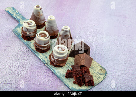 Pate dans tartolet sur la table. des mini tartelettes au chocolat. Banque D'Images