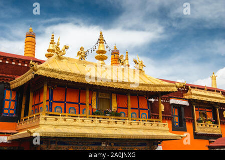 Les toits d'or de temple du Jokhang à Lhassa, au Tibet. Le temple est le temple le plus saint dans tous les du bouddhisme tibétain, et qui presque tous les Tibet Banque D'Images