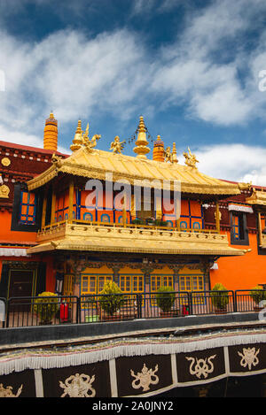 Les toits d'or de temple du Jokhang à Lhassa, au Tibet. Le temple est le temple le plus saint dans tous les du bouddhisme tibétain, et qui presque tous les Tibet Banque D'Images