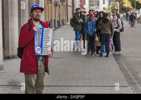 Moscou, Russie. Sep 20, 2019. Un manifestant tient une bannière pour la libération des militants arrêtés lors de manifestations au cours de la campagne des élections locales à Moscou. Piquets de protestation près de l'entrée du Président de l'Administration. Credit : Celestino Arce Lavin/ZUMA/Alamy Fil Live News Banque D'Images