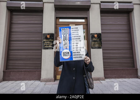 Moscou, Russie. Sep 20, 2019. Un manifestant tient une bannière pour la libération des activistes arrêtés dans les manifestations de l'opposition pendant la campagne des élections locales à Moscou dans l'entrée du Président de l'Administration. Credit : Celestino Arce Lavin/ZUMA/Alamy Fil Live News Banque D'Images