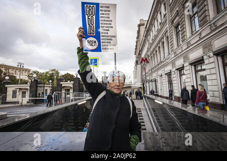 Moscou, Russie. Sep 20, 2019. Une femme tient une bannière pour la libération des activistes arrêtés dans les manifestations de l'opposition pendant la campagne des élections locales à Moscou dans l'entrée d'une station de métro. Bannière représente les noms des militants arrêtés. Credit : Celestino Arce Lavin/ZUMA/Alamy Fil Live News Banque D'Images