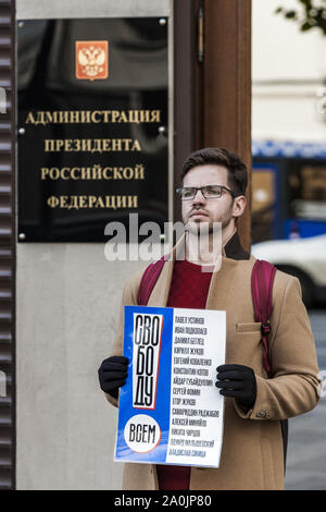 Moscou, Russie. Sep 20, 2019. Un manifestant tient une bannière pour la libération des militants arrêtés lors de manifestations au cours de la campagne des élections locales à Moscou dans l'entrée du Président de l'Administration. Credit : Celestino Arce Lavin/ZUMA/Alamy Fil Live News Banque D'Images