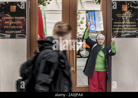 Moscou, Russie. Sep 20, 2019. Un homme regarde un manifestant tenant une bannière pour la libération des activistes arrêtés dans les manifestations de l'opposition pendant la campagne des élections locales à Moscou. Bannière représente les noms des militants arrêtés. Stand des piquets à l'entrée du Président de l'Administration. Credit : Celestino Arce Lavin/ZUMA/Alamy Fil Live News Banque D'Images