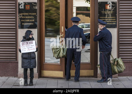 Moscou, Russie. Sep 20, 2019. Un manifestant tient une bannière pour la libération des activistes arrêtés dans les manifestations de l'opposition pendant la campagne des élections locales à Moscou. Les gens protester à l'entrée du Président de l'Administration. Credit : Celestino Arce Lavin/ZUMA/Alamy Fil Live News Banque D'Images