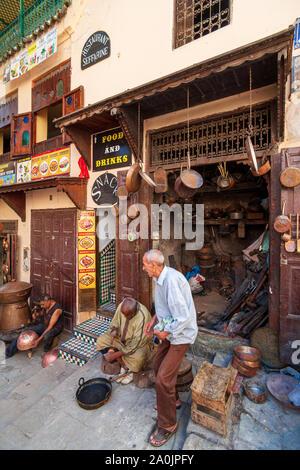 Les batteurs de cuivre à Souk Place Seffarine Fes,Maroc médina ,d'une gamme d'arts, de l'artisanat marocain toutes choses,Metal, poterie, boutiques,,Souk Medina Banque D'Images