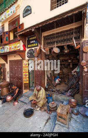 Les batteurs de cuivre à Souk Place Seffarine Fes,Maroc médina ,d'une gamme d'arts, de l'artisanat marocain toutes choses,Metal, poterie, boutiques,,Souk Medina Banque D'Images