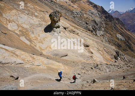 Descendant de la Cordillère Huayhuash, Col Cuyoc, Ancash, Pérou Banque D'Images