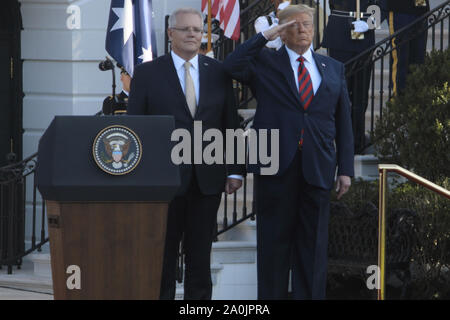 Washington DC, USA. Sep 20, 2019. Le président Donald J. Trump et la Première Dame Melania Trump a salué le Premier Ministre Scott Morrison et Mme Jennifer Morrison de l'Australie à la Maison Blanche pour un dîner d'État et visite officielle le 20 septembre 2019. Vu ici est président Trump saluer durant l'hymne national américain. Credit : Evan Golub/ZUMA/Alamy Fil Live News Banque D'Images