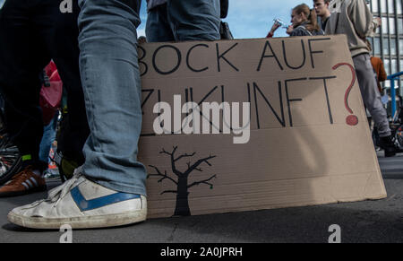 Berlin, Allemagne. Sep 20, 2019. Les participants à la manifestation du club de Berlin les opérateurs sont debout sur la Potsdamer Platz. Crédit : Paul Zinken/dpa/Alamy Live News Banque D'Images