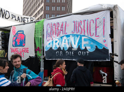 Berlin, Allemagne. Sep 20, 2019. Les participants à la manifestation du club de Berlin les opérateurs sont debout sur la Potsdamer Platz. Crédit : Paul Zinken/dpa/Alamy Live News Banque D'Images