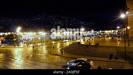 Cusco, une ville dans les Andes péruviennes, a été une fois capitale de l'Empire Inca, et est maintenant connu pour ses vestiges archéologiques et l'architecture coloniale espagnole. Plaza de Armas est la place centrale de la vieille ville, avec ses arcades, balcons en bois sculpté et mur Inca ruins. Le couvent Santo Domingo baroque a été construit au-dessus de l'Incas Temple du Soleil (Qoricancha), et des vestiges archéologiques de pierre Inca. Banque D'Images