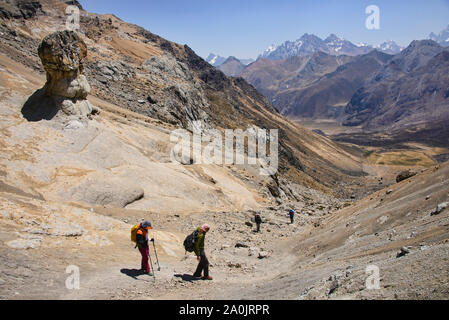 Descendant de la Cordillère Huayhuash, Col Cuyoc, Ancash, Pérou Banque D'Images