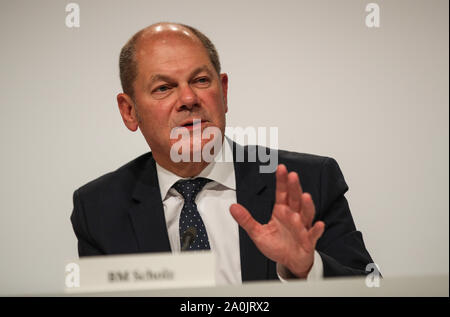 Berlin, Allemagne. Sep 20, 2019. Olaf Scholz, Ministre allemand des Finances assiste à une conférence de presse après la réunion du gouvernement sur le climat à Berlin, capitale de l'Allemagne, le 20 septembre 2019. Le gouvernement fédéral allemand a accepté vendredi sur "des mesures concrètes" pour atteindre les objectifs fixés pour 2030, a annoncé le site officiel du gouvernement. Credit : Shan Yuqi/Xinhua/Alamy Live News Banque D'Images