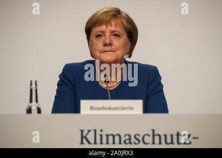 Berlin, Allemagne. Sep 20, 2019. La chancelière allemande, Angela Merkel, assiste à une conférence de presse après la réunion du gouvernement sur le climat à Berlin, capitale de l'Allemagne, le 20 septembre 2019. Le gouvernement fédéral allemand a accepté vendredi sur "des mesures concrètes" pour atteindre les objectifs fixés pour 2030, a annoncé le site officiel du gouvernement. Credit : Shan Yuqi/Xinhua/Alamy Live News Banque D'Images