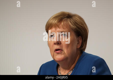 Berlin, Allemagne. Sep 20, 2019. La chancelière allemande, Angela Merkel, assiste à une conférence de presse après la réunion du gouvernement sur le climat à Berlin, capitale de l'Allemagne, le 20 septembre 2019. Le gouvernement fédéral allemand a accepté vendredi sur "des mesures concrètes" pour atteindre les objectifs fixés pour 2030, a annoncé le site officiel du gouvernement. Credit : Shan Yuqi/Xinhua/Alamy Live News Banque D'Images