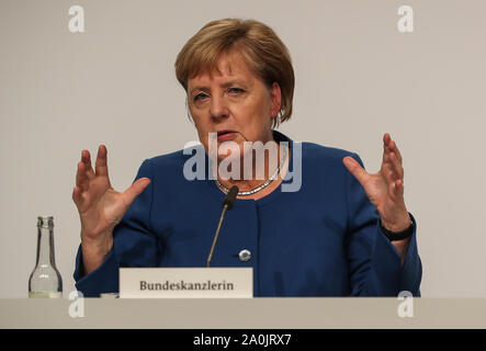 Berlin, Allemagne. Sep 20, 2019. La chancelière allemande, Angela Merkel, assiste à une conférence de presse après la réunion du gouvernement sur le climat à Berlin, capitale de l'Allemagne, le 20 septembre 2019. Le gouvernement fédéral allemand a accepté vendredi sur "des mesures concrètes" pour atteindre les objectifs fixés pour 2030, a annoncé le site officiel du gouvernement. Credit : Shan Yuqi/Xinhua/Alamy Live News Banque D'Images