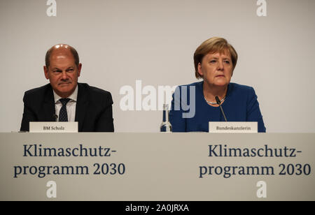 Berlin, Allemagne. Sep 20, 2019. La chancelière allemande Angela Merkel (R) et le ministre des Finances, Olaf Scholz assister à une conférence de presse après la réunion du gouvernement sur le climat à Berlin, capitale de l'Allemagne, le 20 septembre 2019. Le gouvernement fédéral allemand a accepté vendredi sur "des mesures concrètes" pour atteindre les objectifs fixés pour 2030, a annoncé le site officiel du gouvernement. Credit : Shan Yuqi/Xinhua/Alamy Live News Banque D'Images