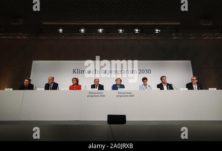 Berlin, Allemagne. Sep 20, 2019. Une conférence de presse est tenue après la réunion du gouvernement sur le climat à Berlin, capitale de l'Allemagne, le 20 septembre 2019. Le gouvernement fédéral allemand a accepté vendredi sur "des mesures concrètes" pour atteindre les objectifs fixés pour 2030, a annoncé le site officiel du gouvernement. Credit : Shan Yuqi/Xinhua/Alamy Live News Banque D'Images
