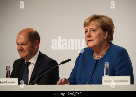 Berlin, Allemagne. Sep 20, 2019. La chancelière allemande Angela Merkel (R) et le ministre des Finances, Olaf Scholz assister à une conférence de presse après la réunion du gouvernement sur le climat à Berlin, capitale de l'Allemagne, le 20 septembre 2019. Le gouvernement fédéral allemand a accepté vendredi sur "des mesures concrètes" pour atteindre les objectifs fixés pour 2030, a annoncé le site officiel du gouvernement. Credit : Shan Yuqi/Xinhua/Alamy Live News Banque D'Images