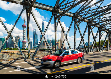 Un taxi passe sur un vieux pont en acier à Shanghai, Chine. Banque D'Images
