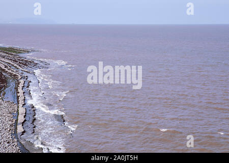 Célèbre plage de Kilve à Somerset en Angleterre. Journée d'été. Paysage de la côte anglaise. Ligne d'horizon. UK. Formations de rock sur fond de plage pittoresque. Banque D'Images