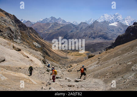 Descendant de la Cordillère Huayhuash, Col Cuyoc, Ancash, Pérou Banque D'Images