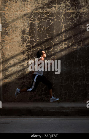 L'homme afro-américain d'exécution sur trottoir Banque D'Images