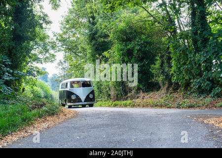 VW campervan écran partagé d'aller dans un salon de voitures dans la campagne de l'Oxfordshire. Broughton, Banbury, en Angleterre Banque D'Images