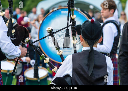 Jeune joueur de cornemuse écossais jouer de la cornemuse à Peebles Highland Games. Scottish Borders, Scotland Banque D'Images