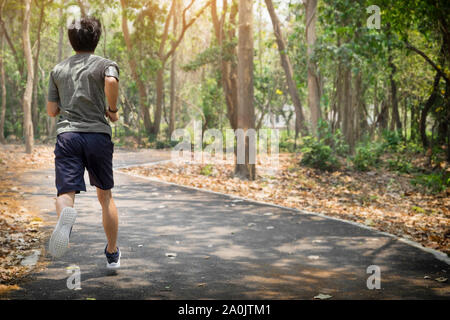 Homme courant. Homme coureur à l'entraînement de vitesse au sprint pour le marathon à l'extérieur. Banque D'Images