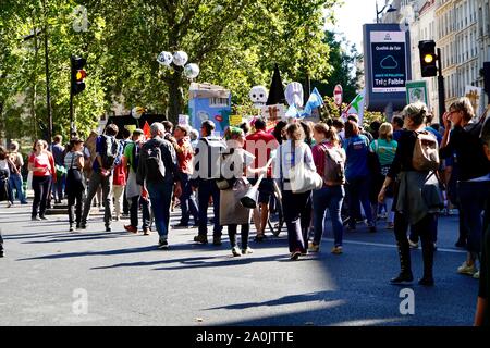 Paris, France. 20 septembre 2019. Les changements climatiques mondiaux démonstration semaine lieu aujourd'hui dans le 12ème arrondissement de Paris, avec les étudiants, les membres de l'union, et d'autres citoyens inquiets qui s'unissent pour exprimer leur inquiétude pour la planète et la nécessité de prendre au sérieux l'urgence climatique. Banque D'Images