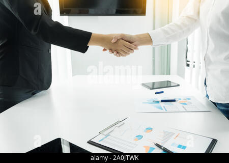 Deux business man shaking hands lors d'une réunion à l'office, succès, traitant, salut et concept partenaire Banque D'Images