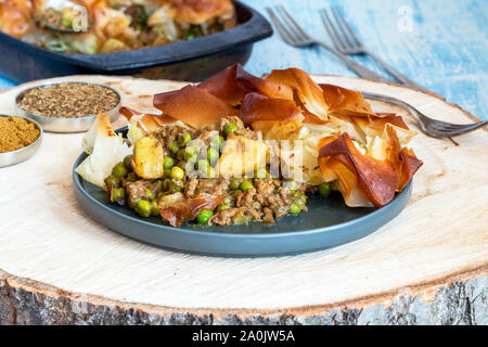 Samosa d'agneau - plat indien populaire avec un remplissage savoureux Banque D'Images