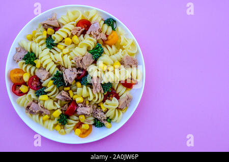 Le thon et le maïs Salade de pâtes en bonne santé, avec des bouquets de brocoli, tomates cerises et les pâtes Fusilli Banque D'Images