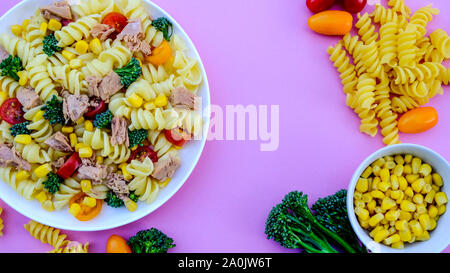 Le thon et le maïs Salade de pâtes en bonne santé, avec des bouquets de brocoli, tomates cerises et les pâtes Fusilli Banque D'Images