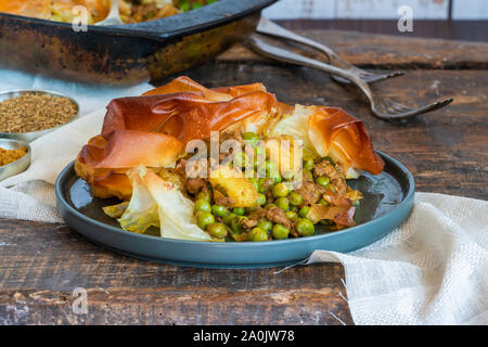 Samosa d'agneau - plat indien populaire avec un remplissage savoureux Banque D'Images