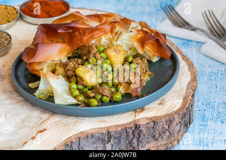 Samosa d'agneau - plat indien populaire avec un remplissage savoureux Banque D'Images