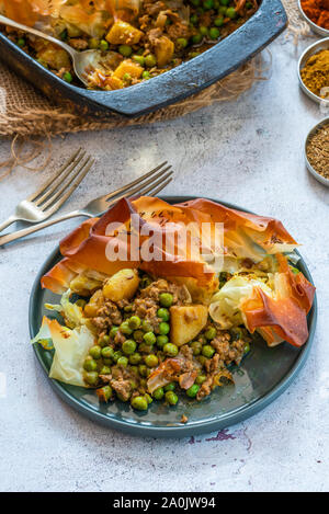 Samosa d'agneau - plat indien populaire avec un remplissage savoureux Banque D'Images