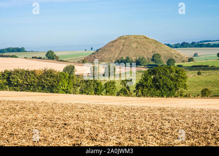 A la fin de l'été soleil levant sur Silbury Hill dans le Wiltshire. Banque D'Images