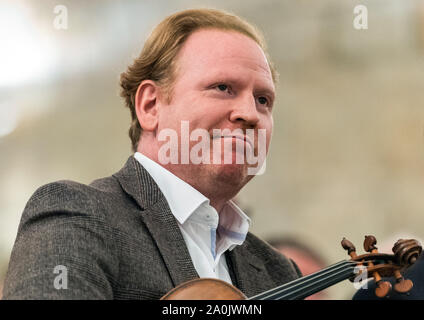 Dresde, Allemagne. 19 Sep, 2019. Le African-British Sud violoniste Daniel Hope se trouve dans l'église basse pendant la présentation pour l'année 2020 Musique de la Frauenkirche. Crédit : Robert Michael/dpa-Zentralbild/ZB/dpa/Alamy Live News Banque D'Images