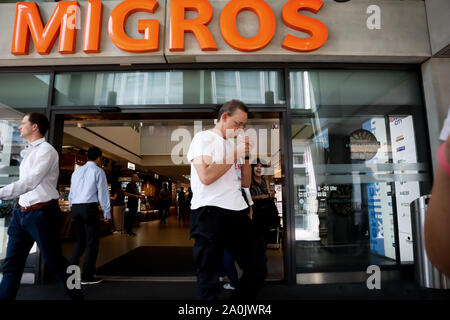 Zurich,Suisse ,juillet 21,2019:entrée d'un restaurant Migros à Zurich, les gens en face de restaurant Banque D'Images