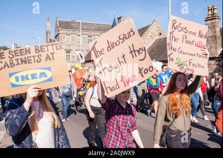 Grève du climat mondial à Édimbourg. Des milliers d'adultes et jeunes pour la plupart ont marché aujourd'hui à Paris contre le changement climatique. Banque D'Images