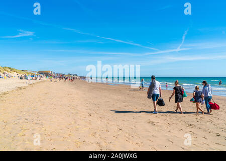 CAMBER SANDS, UK - 15 septembre 2019 : Les gens se détendre sur la plage de Camber Sands dans l'East Sussex, dans le village de Camber. Les 3 miles stretch est l'onl Banque D'Images