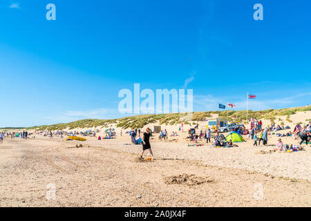 CAMBER SANDS, UK - 15 septembre 2019 : Les gens se détendre sur la plage de Camber Sands dans l'East Sussex, dans le village de Camber. Les 3 miles stretch est l'onl Banque D'Images