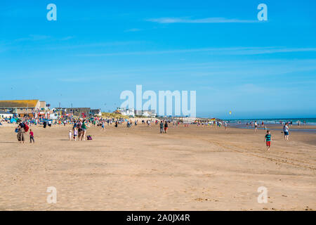 CAMBER SANDS, UK - 15 septembre 2019 : Les gens se détendre sur la plage de Camber Sands dans l'East Sussex, dans le village de Camber. Les 3 miles stretch est l'onl Banque D'Images